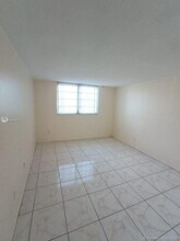 1700 NE 191st St-Unit -306 in North Miami Beach, FL - Foto de edificio - Building Photo