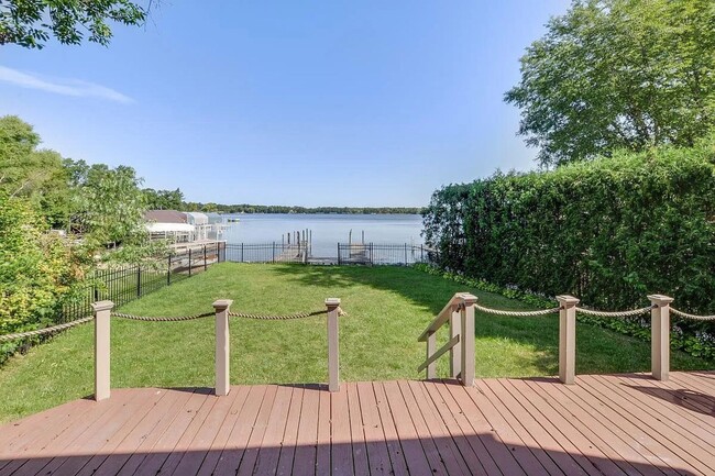 16926 Grays Bay Blvd in Wayzata, MN - Building Photo - Building Photo