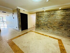 2935 NE 163rd St, Unit 2Q in North Miami Beach, FL - Foto de edificio - Building Photo