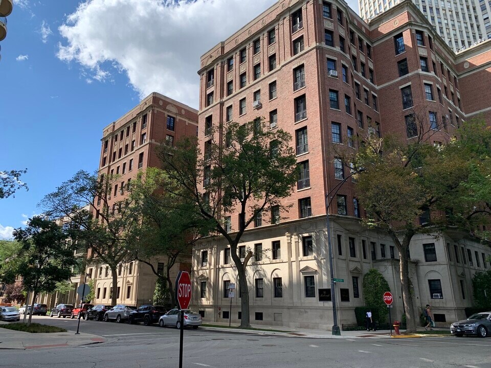 2600 N Lakeview Ave in Chicago, IL - Building Photo