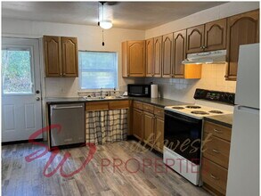 1021 Green St in Stephenville, TX - Building Photo - Building Photo