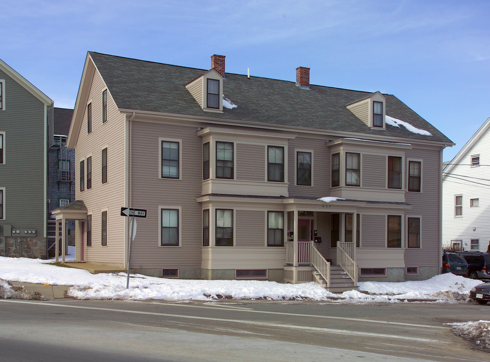 427 5th St in Fall River, MA - Building Photo