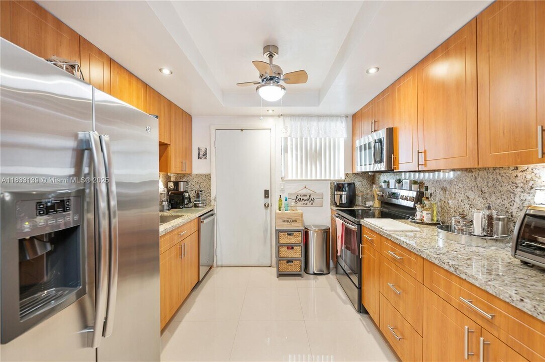 11960 NE 19th Dr in North Miami, FL - Building Photo