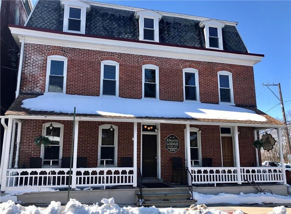 106 S Main St in Alburtis, PA - Building Photo