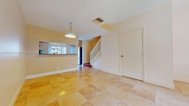 203 Mallory Ct in Weston, FL - Foto de edificio - Building Photo