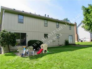 9704 W 83rd Terrace in Overland Park, KS - Foto de edificio - Building Photo