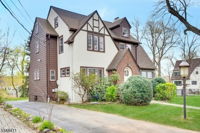 142 N Passaic Ave in Chatham, NJ - Building Photo - Building Photo