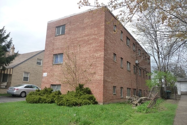 16703 Harvard Rd in Cleveland, OH - Foto de edificio - Building Photo