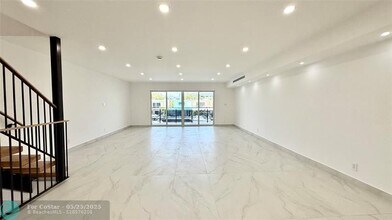 3826 NE 171 St in Miami, FL - Foto de edificio - Building Photo