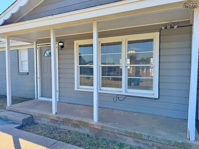 813 Van Horn St in Iowa Park, TX - Building Photo - Building Photo