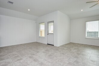 7519 Fierce Friesian Ln in Iowa Colony, TX - Foto de edificio - Building Photo