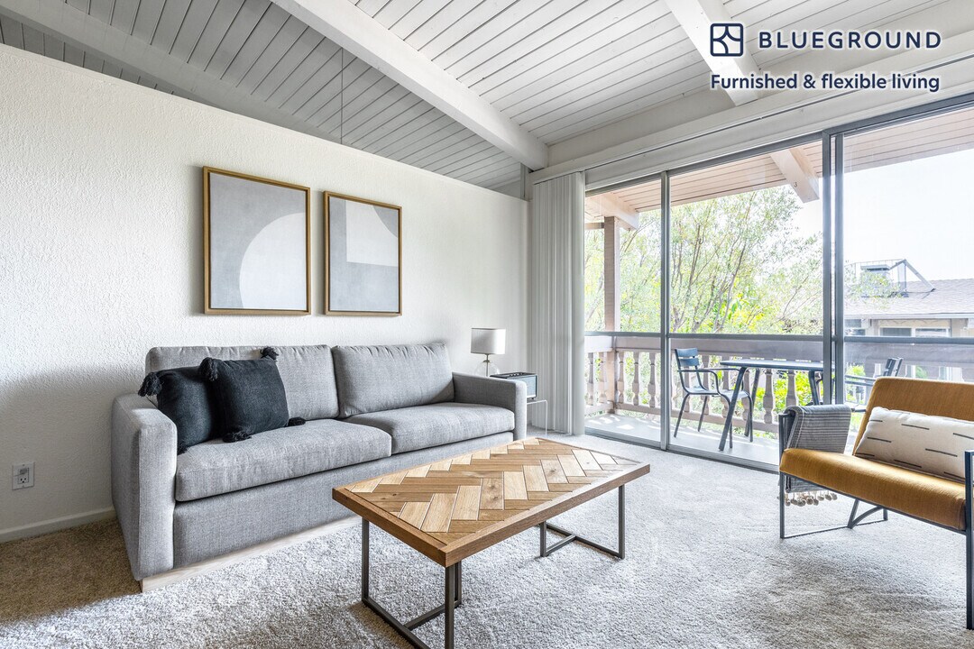 6140 Canterbury Dr in Culver City, CA - Building Photo