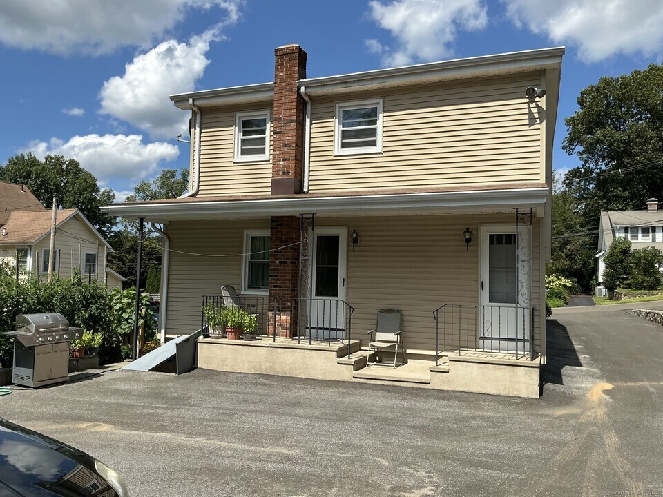 10 Sycamore St in Norwalk, CT - Foto de edificio