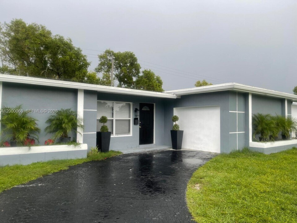 6621 NW 30th St in Sunrise, FL - Building Photo