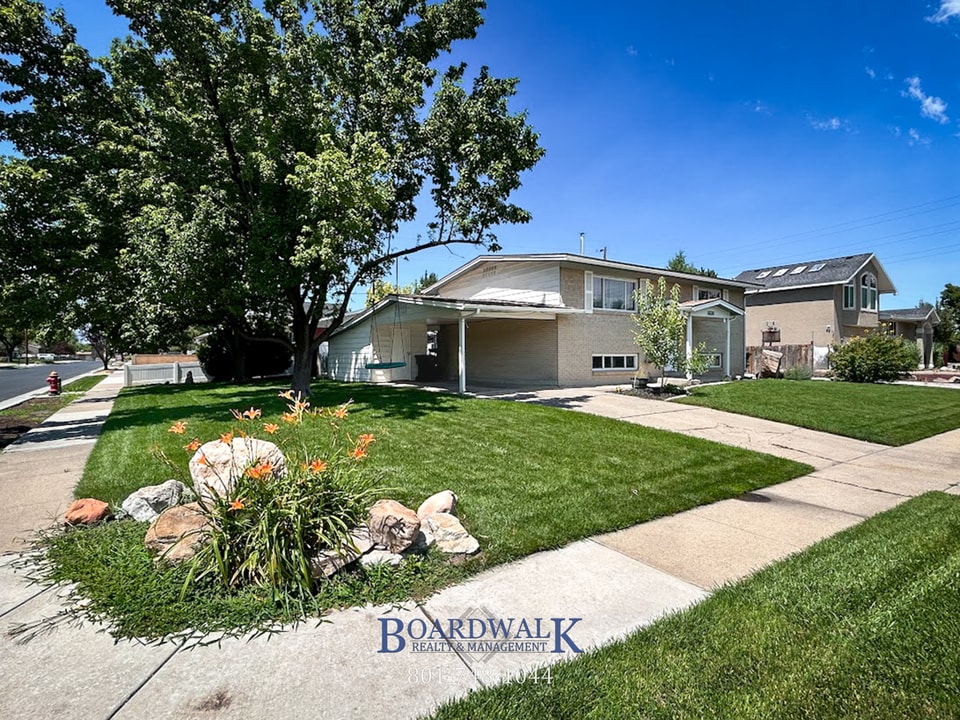 5730 S 590 W in Murray, UT - Building Photo