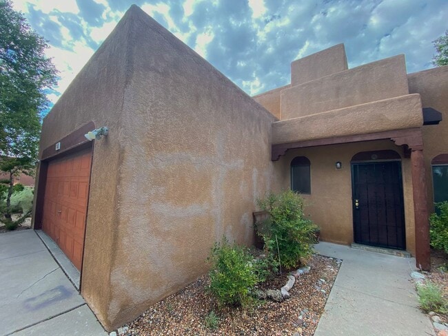 7446 Sagebrush Rd in Santa Fe, NM - Foto de edificio - Building Photo