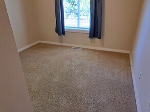 1993 Del Mar Dr in Roseburg, OR - Building Photo - Building Photo