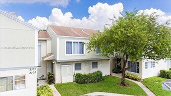 8105 Lagos De Campo Blvd in Tamarac, FL - Building Photo
