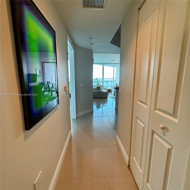 480 NE 30th St in Miami, FL - Building Photo - Building Photo