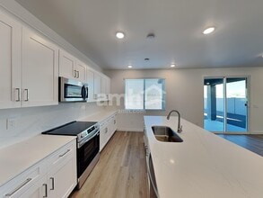 9730 W Luxton Ln in Tolleson, AZ - Foto de edificio - Building Photo