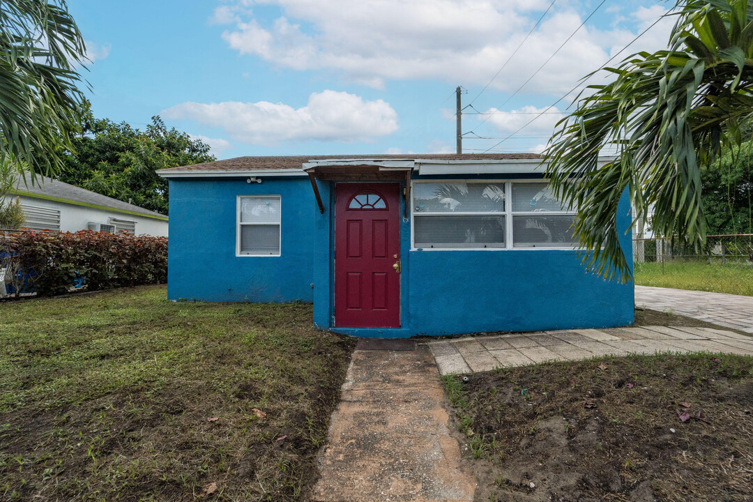 865 W 1st St in Riviera Beach, FL - Building Photo