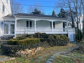 856 Boston Post Rd, Unit Apt1 in Madison, CT - Building Photo