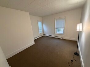 74 Mount Prospect St, Unit 2F in Bridgewater, MA - Foto de edificio - Building Photo
