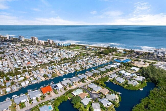 44 Aqua Ra Dr in Jensen Beach, FL - Building Photo - Building Photo