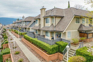 355 Duthie Av in Burnaby, BC - Building Photo