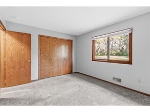 1347 Hadley Ave N in Oakdale, MN - Foto de edificio - Building Photo