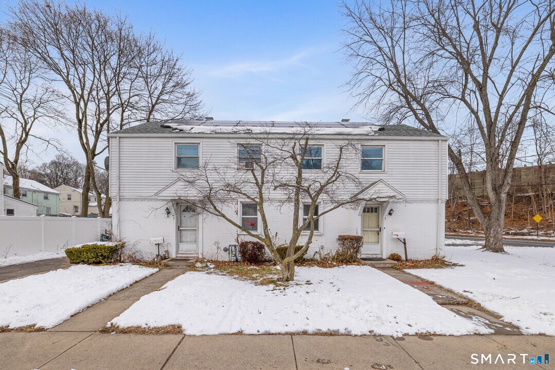 3 New Hampshire Dr in New Britain, CT - Building Photo