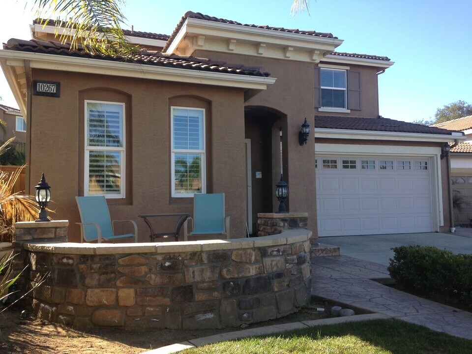 10267 Spruce Woodland Way in Escondido, CA - Foto de edificio