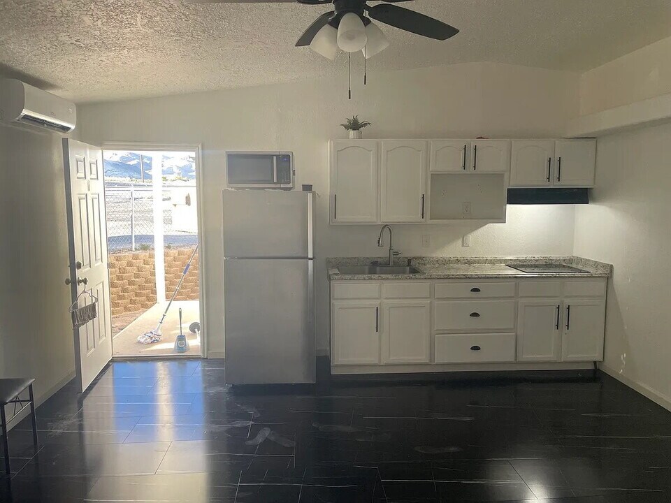 521 Hoyt St in Beatty, NV - Building Photo