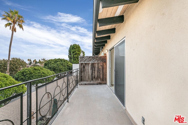 2637 S Centinela Ave in Santa Monica, CA - Foto de edificio - Building Photo