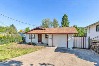 1367 Lawnridge St in Medford, OR - Building Photo - Building Photo