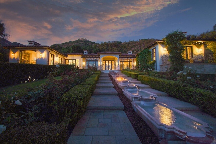 700 E Mountain Dr in Montecito, CA - Building Photo