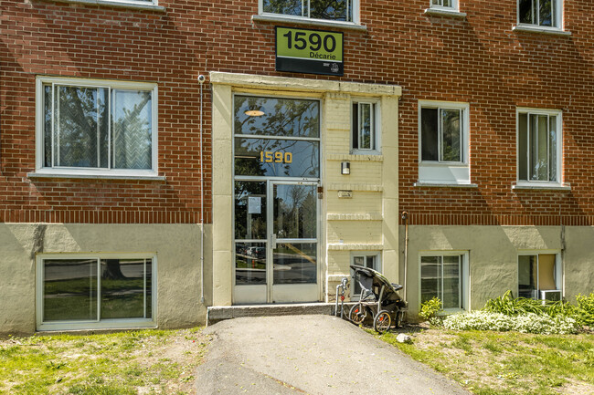 1580-1600 Décarie Rue in Montréal, QC - Building Photo - Building Photo