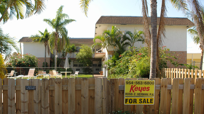 Oversize Unit with Full Kitchen, Bathroom  in Pompano Beach, FL - Building Photo - Building Photo