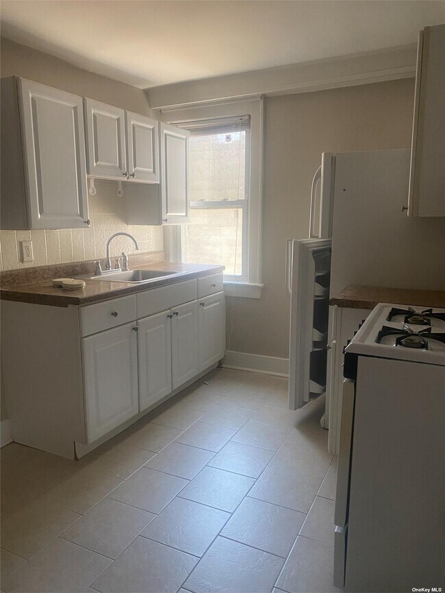 457 Montauk Hwy in West Islip, NY - Building Photo - Building Photo