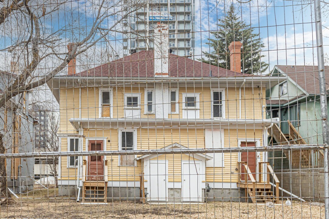 Chenier-Beauchamp Residences in Edmonton, AB - Building Photo