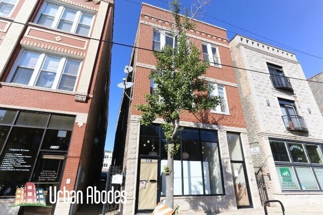 2136 W Chicago Ave, Unit 3R in Chicago, IL - Building Photo