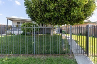 12434 S Vermont Ave in Los Angeles, CA - Foto de edificio - Building Photo