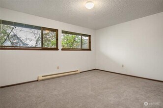 3033 21st Ave W, Unit B - Lower Unit in Seattle, WA - Foto de edificio - Building Photo