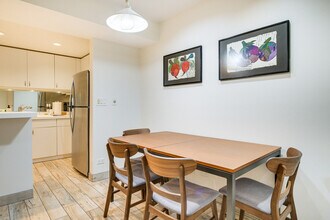 2238 N Geneva Terrace in Chicago, IL - Building Photo - Building Photo