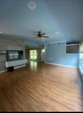 2103 Squire Dobbins Dr in Sugar Land, TX - Foto de edificio - Building Photo