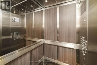 1270 Maple Crossing Blvd in Burlington, ON - Building Photo - Building Photo