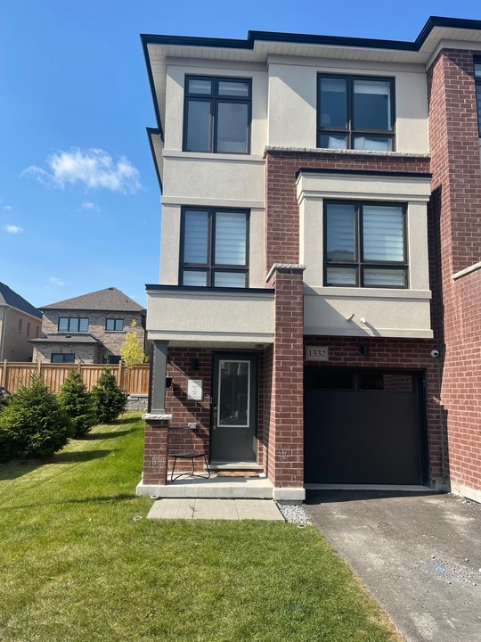 1332 Bradenton Path in Oshawa, ON - Building Photo
