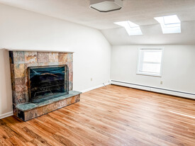 671 Cornwall Ave, Unit 1 in Cheshire, CT - Building Photo