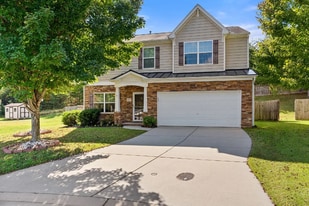 4221 Lochurst Dr in Winston-Salem, NC - Building Photo