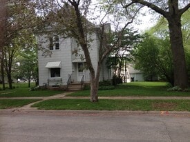 2109 Walnut St, Unit WALNUT upper in Cedar Falls, IA - Building Photo